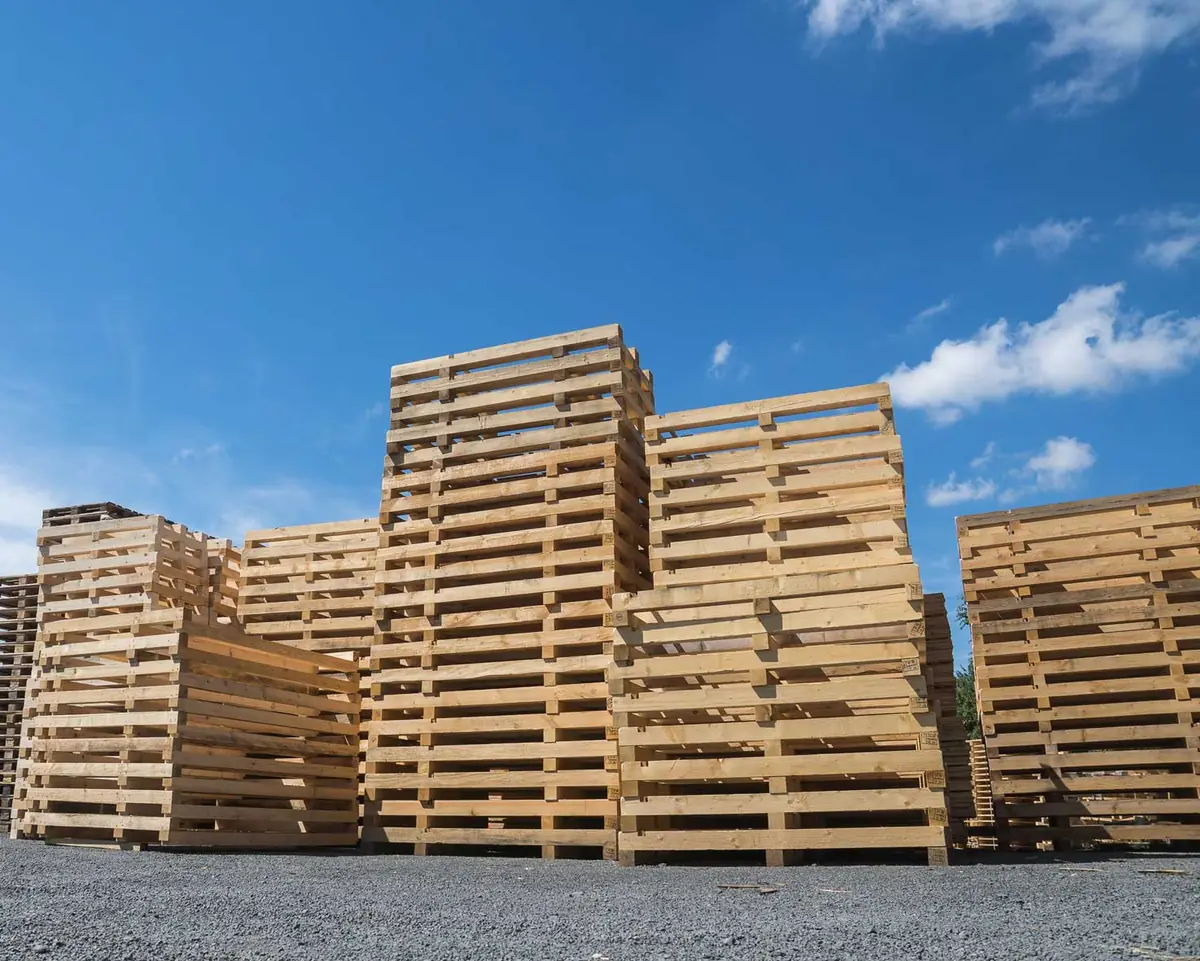 Hohe Stapel fertiger Holzkisten und Paletten auf dem Firmengelände